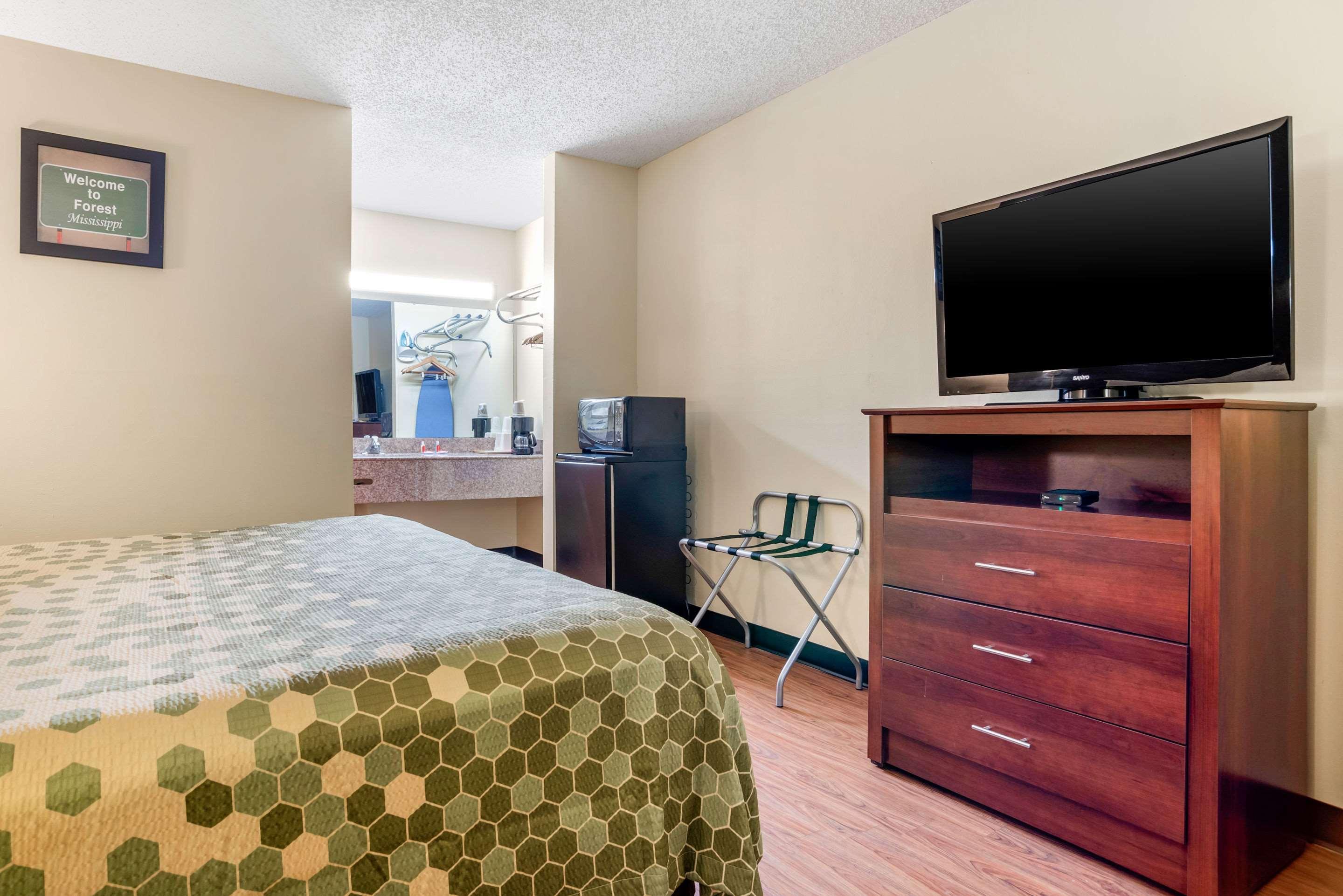 Econo Lodge Inn & Suites Forest Exterior foto